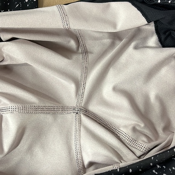 LL19  EUC Lululemon joggers size 12.
LL19 - Picture 9 of 9